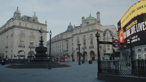 Lockdown London, Empty Piccadilly Circus, Eros statue and underground station du Stock Footage 128418807