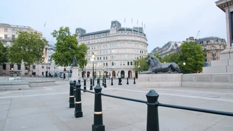 Lockdown in London, Empty Trafalgar Square during coronavirus with one lone car Video stock 138946218