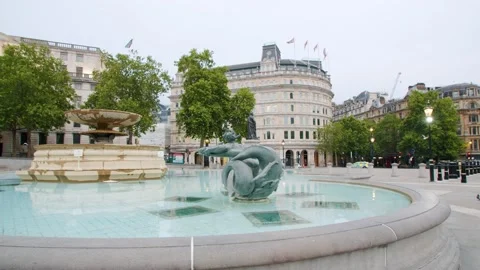 Lockdown in London, Empty Trafalgar Square fountain during coronavirus pandemic Video stock 138965900