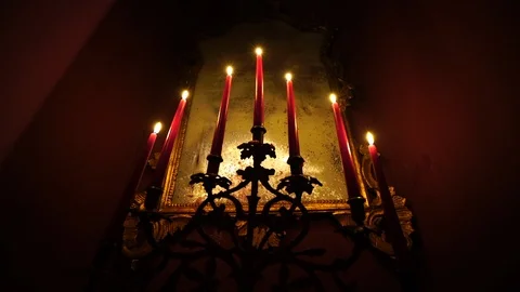 Lockdown low angle view of a candelabrum Vídeo Stock 114885265