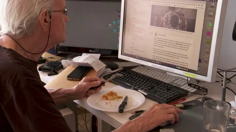 Lockdown lunch reading on line 動画素材 130180951