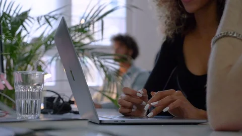 Lockdown shot of creative businesswoman using laptop on her desk Vídeo Stock 114872832