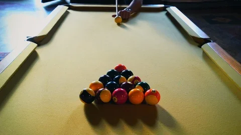 Lockdown shot of person playing pool Vídeo Stock 122511691