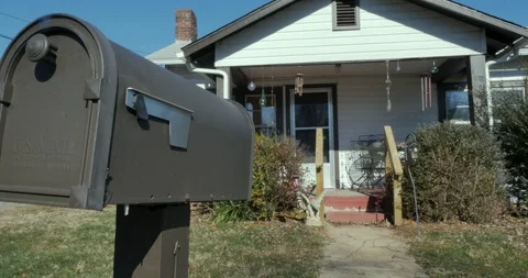 Locked down establishing shot of a small single story home and mailbox 스톡 동영상 109584219