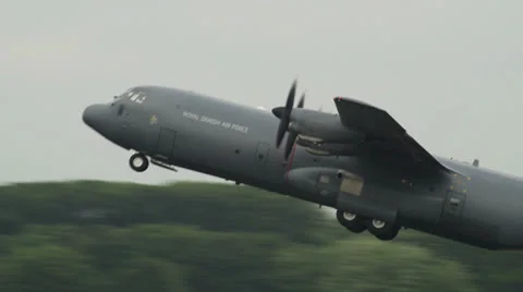 Lockheed C-130J Super Hercules emergency take off 10951 스톡 동영상 24844002