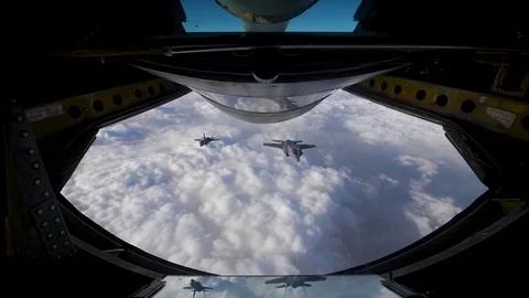 Lockheed Martin F-35 Lightning II Two planes fly each other, above the clouds Video stock 121798039