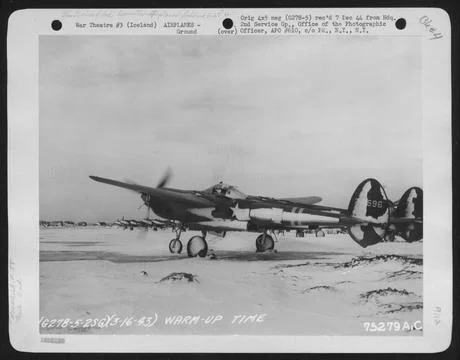 A Lockheed P-38 Of The 2Nd Service Group, Warms Up For Take-Off After A Sn... Fotos de archivo