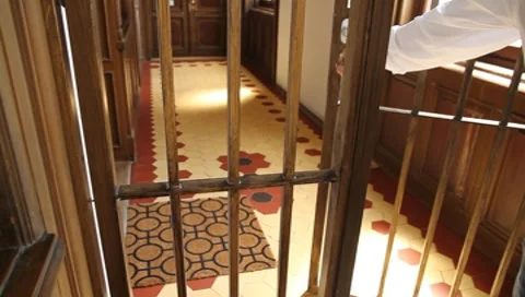 Locking a gate Vídeos de archivo 8760625