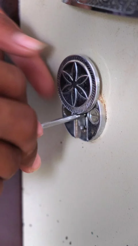 Locking Locker with Key Close Up – Secure Storage and Personal Safety Vidéo 332654111