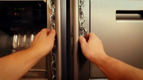 Locking the padlock Vidéo 83031346