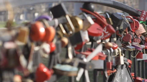 Locks on bridge that leave lovers to wedding Vídeo Stock 62534939