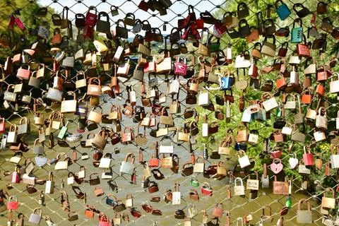 Locks on Bridge over mur in Graz Austria Foto stock