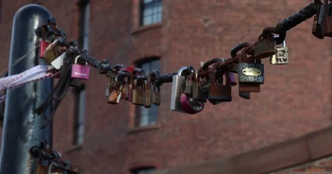 Locks on the chain, Liverpool Vídeos de archivo 81274802