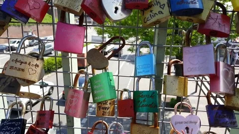 Locks hooked to bridge fence, traffic shot from above, Hamburg, Germany Vídeos de archivo 76058011