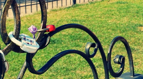 Locks of lovers on a shape fence Vidéo 67416685