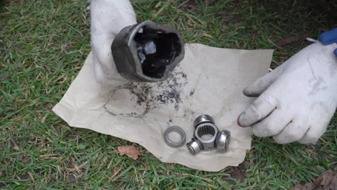 Locksmith demonstrates a broken CV joint, indicating critical damage Video stock 322907765