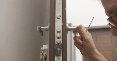 Locksmith fixing a door Stock Footage 147685128