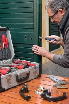 Locksmith repair the lock Foto stock