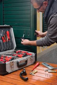 Locksmith repair the lock Foto stock