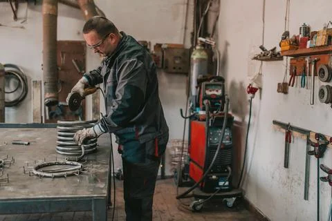 Locksmith in special clothes and goggles works in Foto stock