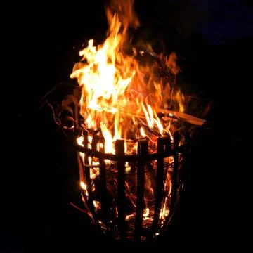 Lodernde helle Flammen eines Feuers Blick auf ein Holzfeuer in einem Feuer... Stock Photos