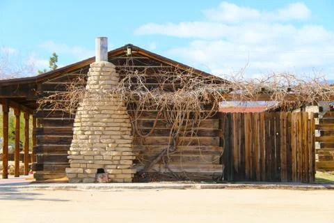 Log cabin stone chimney stack wild west Foto stock
