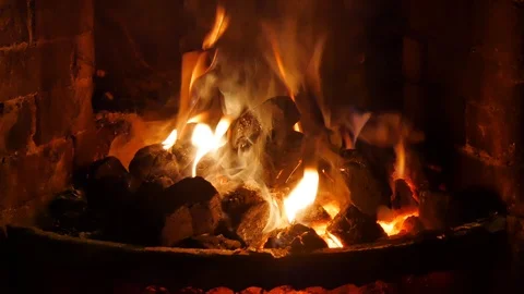 Log fire burning in a home Video stock 102288447