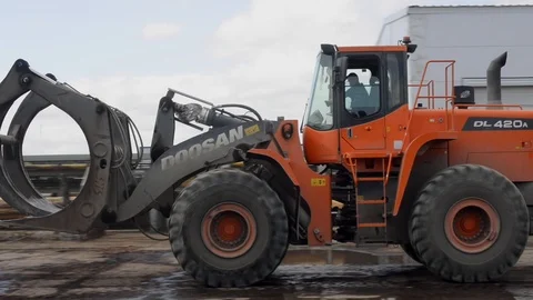 A log grab loader moving 動画素材 88528802