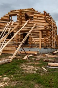 A log house under construction with a device for lifting logs Stock Photos