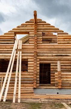 A log house under construction with a device for lifting logs Foto stock