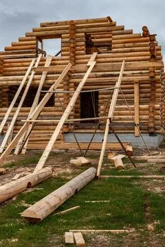 A log house under construction with a device for lifting logs Foto stock
