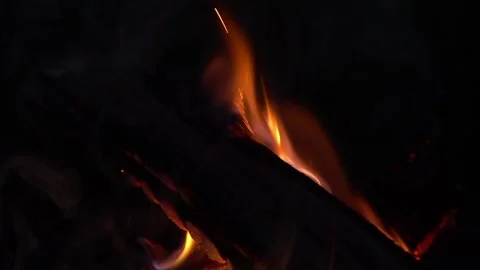 The log smoulders in the fire Видео 136423001