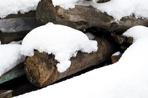 A log under the snow, a winter log. Foto stock
