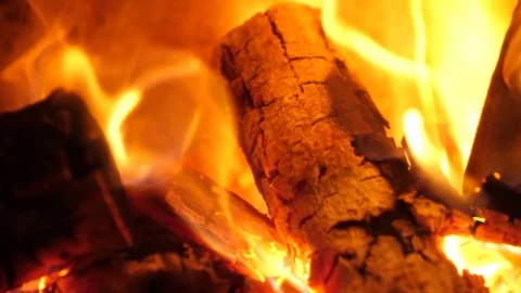 Logfire close up  and crackle of fire Vidéo 82560198