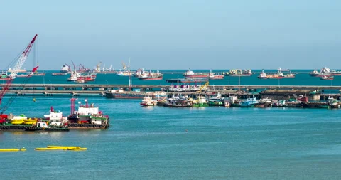 Logistic shipping quay boat Engineering crane depot at logistic export terminal 库存影片 254996210