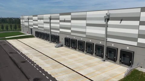 Logistical loading terminal for trucks at a distribution center, loading bays. 스톡 동영상 316708888