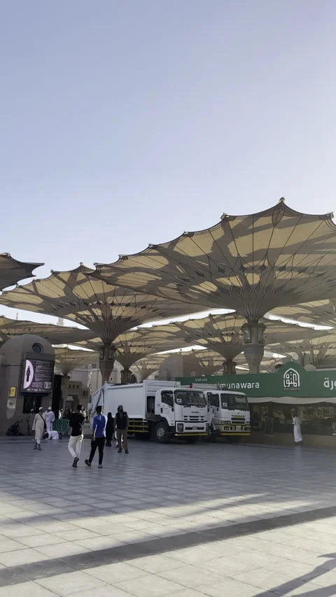 Logistics and Maintenance at Prophet's Mosque Courtyard Vídeo Stock 322196060