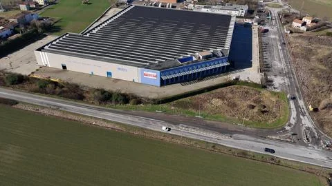 Logistics building with solar array roof contributing to renewable energy i.. Fotos de archivo