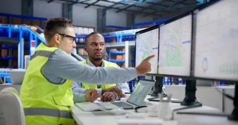 Logistics Coordinator Uses Laptop To Optimize Delivery Routes And Shipments. Foto stock