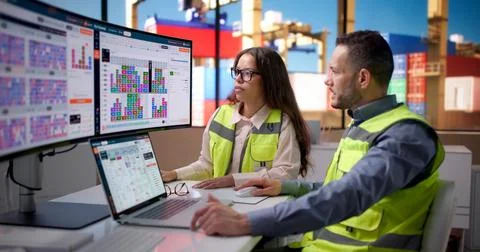 Logistics Manager Using Computer To Schedule Vessel Arrivals Efficiently. Stock-Fotos