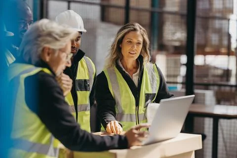 Logistics staff watching a slideshow presentation during a meeting Foto stock