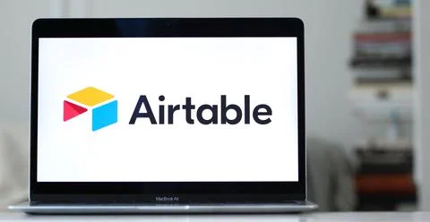 Logo of Airtable, a cloud collaboration software program on a computer screen 스톡 사진