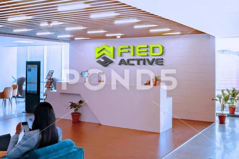 Logo Mockup Sign on Office Reception PSD 템플릿