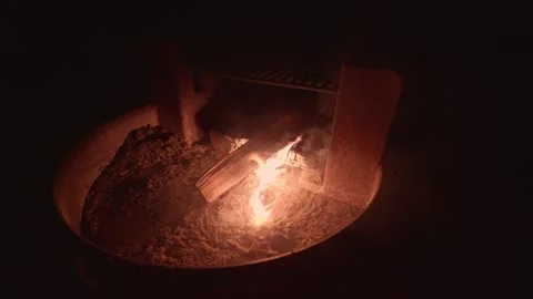 Logs Burning Brightly in a Metal Fire Pit at Night 库存影片 334834050