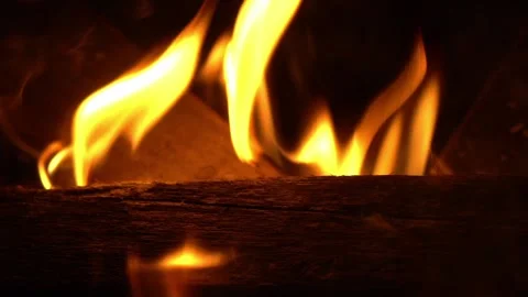 Logs burning in the fire Видео 136423499