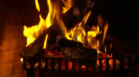 Logs burning in a fireplace Video stock 980083