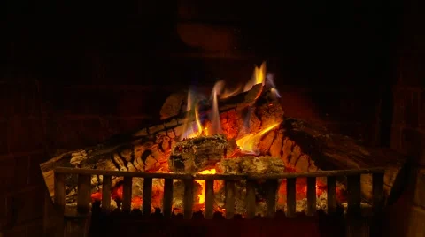 Logs burning in a fireplace Video stock 980113