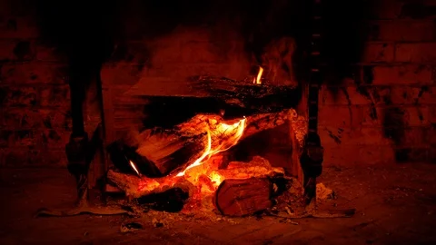 Logs burning in a fireplace Vídeo Stock 116505079