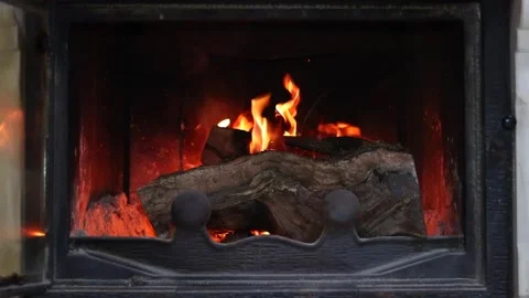 Logs burning in fireplace. Video stock 148234848