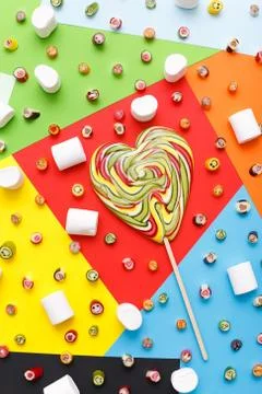Lollipops, candy pattern, top view flat lay on colorful background Foto stock